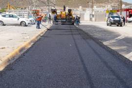 La rehabilitación de 3,100 m² de pavimento mejorará la movilidad de colonos y estudiantes de la zona.