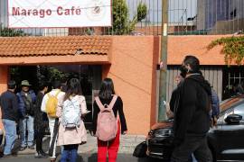 Personal de medios de comunicación de la presidenta electa de México Claudia Sheinbaum, entrando a la cafetería ‘Marago Café’ en Ciudad de México (México).