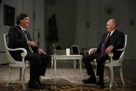 El presidente ruso Vladimir Putin (d) asiste a una entrevista con el periodista estadounidense Tucker Carlson en el Kremlin de Moscú, Rusia, el 9 de febrero de 2024.