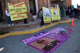 A las afueras del informe del magistrado presidente del Tribunal Superior de Justicia de Coahuila, Miguel Mery Ayup, víctimas de violencia pidieron celeridad en la impartición de justicia.
