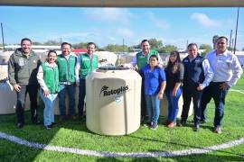 Familias beneficiadas posaron con los tinacos subsidiados que buscan mejorar el manejo del agua en sus hogares.