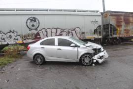 El automóvil terminó con daños en la parte delantera derecha tras el choque con la máquina.