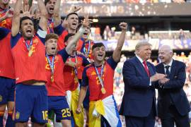 Donald Trump apareció junto a los futbolistas españoles durante el levantamiento de la Copa del Mundo en Nueva Jersey.