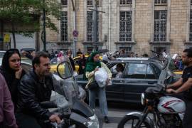 El día a día de los ciudadanos iraníes transcurre en medio de una profunda crisis económica, un panorama que podría empeorar drásticamente según los analistas, si la estrategia de confrontación de los líderes del país continúa.