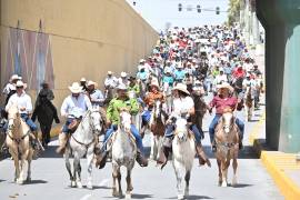 La comunidad fronterense se volcó a las calles para aplaudir y apoyar a los participantes de la cabalgata, fortaleciendo el sentido de identidad y orgullo local.