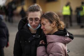 Una mujer se reencuentra con su hermana procedentes de Ucrania a su llegada, este martes, a la estación de tren de Przemsyl, en Polonia, que se ha convertido en uno de los principales puntos de llegada para los refugiados que huyen de la guerra.