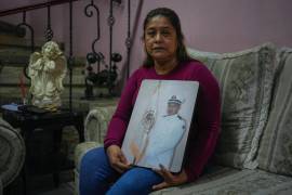 María Meza, madre de Arturo Zacarías Meza, un tripulante del buque mercante Galaxy Leader, muestra una foto de su hijo en su casa en Misantla, en el estado de Veracruz, México.
