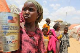 Niños desplazados internamente en Somalia miran fuera de sus viviendas improvisadas en el campamento de Maslah, en las afueras de Mogadiscio, Somalia. Cerca de 10,000 contratos con la USAID fueron cancelados.