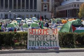 Estudiantes propalestinos continúan acampando en el campus de la Universidad de Columbia para protestar por los vínculos de la universidad con Israel.