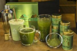 Variaciones de té matcha de Teavana, de izquierda a derecha: batido de matcha y aguacate, matcha caliente y matcha frío, se exhiben en el nuevo Teavana Fine Teas + Tea Bar en Beverly Hills, California.