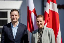 La primera ministra de Dinamarca, Mette Frederiksen y el primer ministro de Groenlandia, Jens-Frederik Nielsen sonríen durante su reunión en Marienborg en Kongens Lyngby, Dinamarca el 27 de abril de 2025.