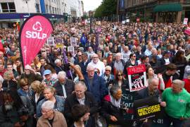 Personas se congregan durante una protesta contra el racismo frente al Ayuntamiento de Belfast, Irlanda del Norte, motivada por los disturbios registrados tras el ataque con cuchillo a un hombre, el sábado 13 de junio de 2026.