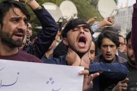 Musulmanes chiíes gritan consignas para condenar asesinatos en una emboscada en el distrito de Kurram, durante una protesta en Lahore, Pakistán. FOTO. AP.