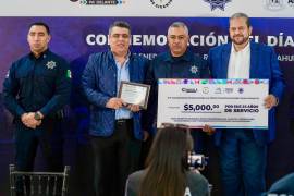 Rito Rodríguez Rocha recibió un reconocimiento por sus 25 años de servicio