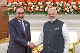 El primer ministro de India, Narendra Modi (derecha), estrecha la mano de su homólogo de Malasia, Anwar Ibrahim, durante una reunión en un aparte de la cumbre de BRICS en Nueva Delhi, India, el 12 de septiembre de 2026.