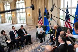 Trump, quien se ha unido a los republicanos en el Congreso para reducir de manera drástica las ayudas federales a los vehículos eléctricos y a la energía solar y eólica, está aplicando aranceles, gravámenes y otros mecanismos de la mayor economía del mundo.