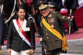 El jefe del Comando Conjunto de las Fuerzas Armadas, general César Ojeda, da la bienvenida a la nueva presidenta de Perú, Keiko Fujimori, en un desfile militar con motivo del Día de la Independencia en Lima, Perú.