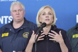 La presidenta de la Junta Nacional de Seguridad del Transporte, Jennifer Homendy, habla durante una conferencia de prensa en el Aeropuerto Nacional Ronald Reagan de Washington.