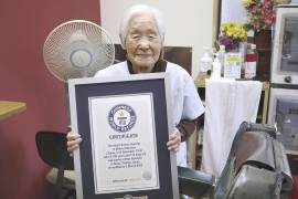 Shitsui Hakoishi, de 108 años, con su certificado de Guinness World Records que la reconoce como la barbera más anciana del mundo, en su barbería de Nakagawa, en la prefectura de Tochigi, en el este de Japón.