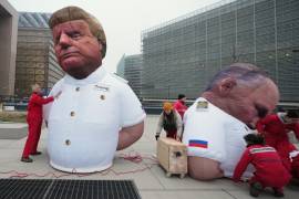 Activistas de Greenpeace preparan inflables que representan al presidente Donald Trump y al presidente ruso Vladimir Putinen protesta contra la dependencia de Europa de las importaciones de gas de EU y Rusia.