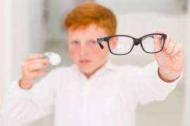Los estudios demuestran que este defecto ocular, que hace que la persona vea de manera borrosa aquello que está alejado, se está volviendo más común entre los niños.