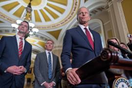 El líder de la mayoría del Senado de EU, John Thune, y, de izquierda a derecha, el senador republicano por Missouri Josh Hawley, y el senador republicano por Oklahoma James Lankford, en el Capitolio.