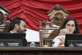 La diputada María del Mar Treviño inició la sesión del Congreso de Coahuila con su hijo en brazos, un gesto que generó reconocimiento entre legisladores y visibilizó la conciliación entre maternidad y vida laboral.