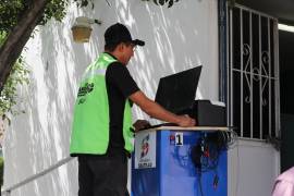 Personal de la Dirección de Medio Ambiente y del IMMUS realiza la verificación de emisiones contaminantes en unidades del transporte público concesionado.