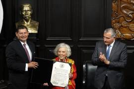 Recibe Elena Poniatowska la Medalla Belisario Domínguez en el Senado