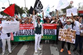 CIUDAD DE MÉXICO, 21OCTUBRE2026.- Trabajadores y trabajadoras jubilados del Instituto Mexicano del Seguro Social (IMSS) marcharon para exigir justicia de Centro Médico Siglo XXI hacia el Zócalo capitalino. FOTO: GRACIELA LÓPEZ/CUARTOSCURO.COM