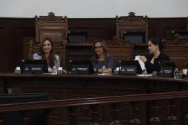 La diputada Guadalupe Oyervides (centro), encabeza la Comisión de Gobernación, Puntos Constitucionales y Justicia, que coordinará el proceso de consulta con grupos vulnerables en Coahuila.