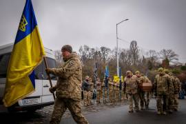 Militares portan el ataúd del soldado voluntario Yukhym Agafontsev, de 22 años, fallecido en un combate contra las tropas rusas, durante una ceremonia de despedida en Kiev, Ucrania.