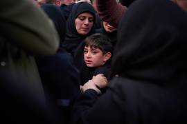 Mohammed, de 8 años, llora junto al ataúd de su padre, Hussein Makkah, en el funeral de 13 funcionarios asesinados el día anterior en un ataque israelí en la ciudad costera de Sidón, Líbano.