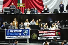 Alonso de Jesús Vázquez Jiménez, diputado del PAN, durante su participación en la sesión ordinaria de la Cámara de Diputados, en la que continúa a discusión de las reservas del dictamen de reforma a la ley federal derechos, como parte de la miscelánea fiscal.