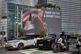 Un nuevo cartel publicitario con el lema “¡Gracias a Dios y a Donald Trump!” se encuentra en una intersección principal de Tel Aviv, Israel, el jueves 12 de marzo de 2026.