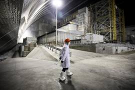 Trabajador de la planta de energía chernobyl camina dentro del nuevo confinamiento seguro.