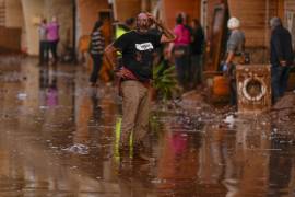 Las impactantes imágenes de la noche del martes mostraron calles convertidas en verdaderos ríos caudalosos que arrastraban todo a su paso. FOTO: AP.