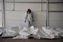 Cuerpos de palestinos devueltos por Israel como parte del acuerdo de alto el fuego, en un almacén del hospital Nasser en Jan Yunis, Franja de Gaza.