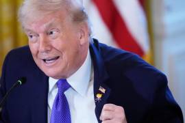 El presidente Donald Trump lleva un regalo, al que llama pin “Happy Trump”, durante una reunión con ejecutivos petroleros en la Sala Este de la Casa Blanca.