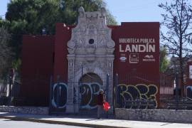 La Capilla de Landín permanece vandalizada hasta este sábado, sin recibir la misma atención que otros lugares afectados por las pintas feministas.