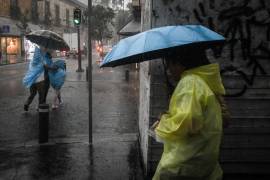 CIUDAD DE MÉXICO, 12MAYO2026.- Capitalinos se protegen de las altas lluvias registradas está tarde en la capital. FOTO: MARIO JASSO/CUARTOSCURO.COM