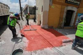 Las cuadrillas del programa “Aquí Andamos” rehabilitan banquetas sobre la calle Miguel Hidalgo para fortalecer la movilidad peatonal.