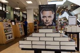 Una pila del libro del escritor estadounidense Walter Isaacson “Elon Musk” se exhibe en una tienda Barnes &amp; Noble en Glendale, California.