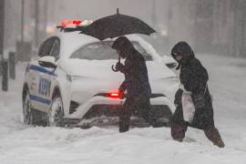 Las intensas nevadas y temperaturas gélidas provocadas por la tormenta invernal afectaron amplias regiones de Estados Unidos, generando cortes eléctricos, cierres de carreteras y decenas de vuelos cancelados.