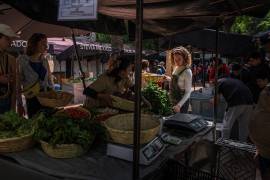 Hannah McGrath de compras en un mercado en la colonia Roma de la Ciudad de México.