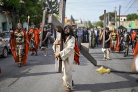 La edición 50 del Viacrucis del Ojo de Agua reunió a cientos de fieles que caminaron hasta el Mirador en una representación marcada por reflexiones actuales y participación comunitaria.