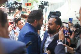 Los diputados Carlos Gutiérrez Mancilla (PRI) [I] y Arturo Ávila (Morena) [D], se enfrentaron verbalmente en el Patio del Federalismo.