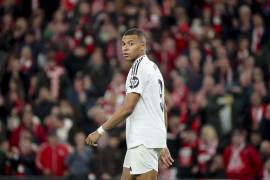 El delantero Kylian Mbappé tras fallar el penalti durante el partido de la jornada 19 de LaLiga que Athletic Club de Bilbao y Real Madri.