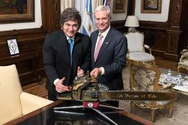 El mandatario de Argentina, Javier Milei y el presidente electo de Chile, José Antonio Kast posan junto a una sierra en Buenos Aires, Argentin.