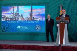 El entonces director general de PEMEX y Andrés Manuel López Obrador durante la conferencia matutina para dar detalles de la compra de Deer Park el 26 de mayo 2021.